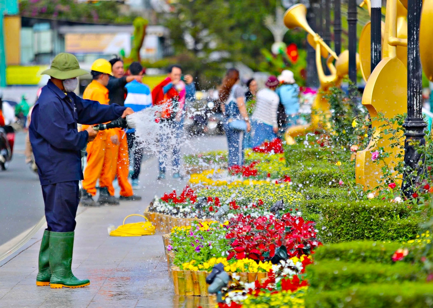 Các tuyến đường phố trở thành nơi hội tụ đủ sắc màu rực rỡ, thể hiện chủ đề “Hoa Đà Lạt - Bản giao hưởng sắc màu”.