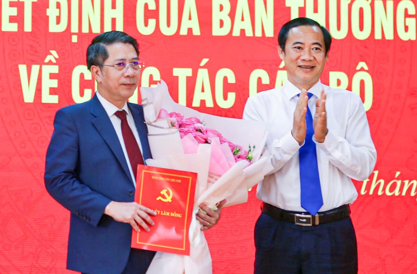 Quyền Bí thư Tỉnh uỷ Lâm Đồng trao quyết định cho tân Phó Bí thư Thành uỷ Bảo Lộc