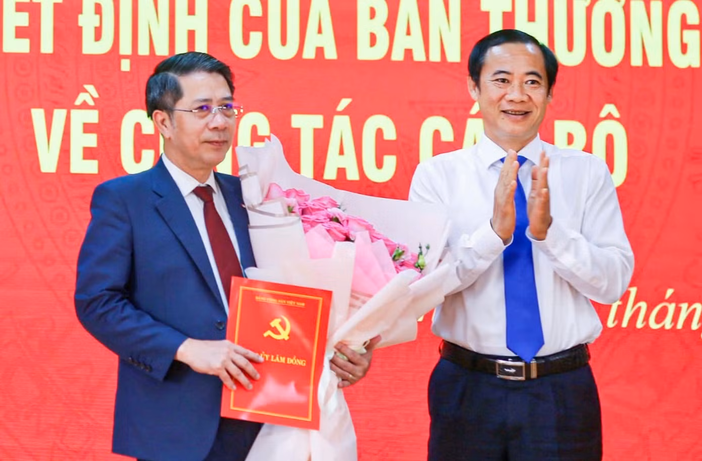 Quyền Bí thư Tỉnh uỷ Lâm Đồng trao quyết định cho tân Phó Bí thư Thành uỷ Bảo Lộc