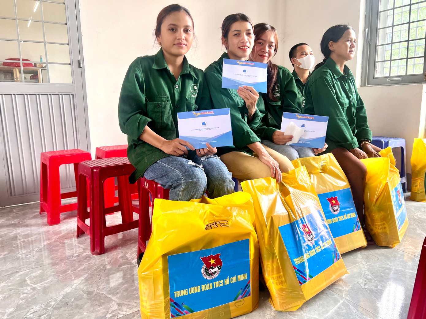 Em Y Thìn (24 tuổi, thứ 2 từ trái qua) chia sẻ, nhận được món quà từ T.Ư Đoàn em rất vui và biết ơn sâu sắc. Trong thời gian tới, em sẽ cùng đoàn viên trong công ty cố gắng làm việc và cống hiến trong các hoạt động đoàn của đơn vị.