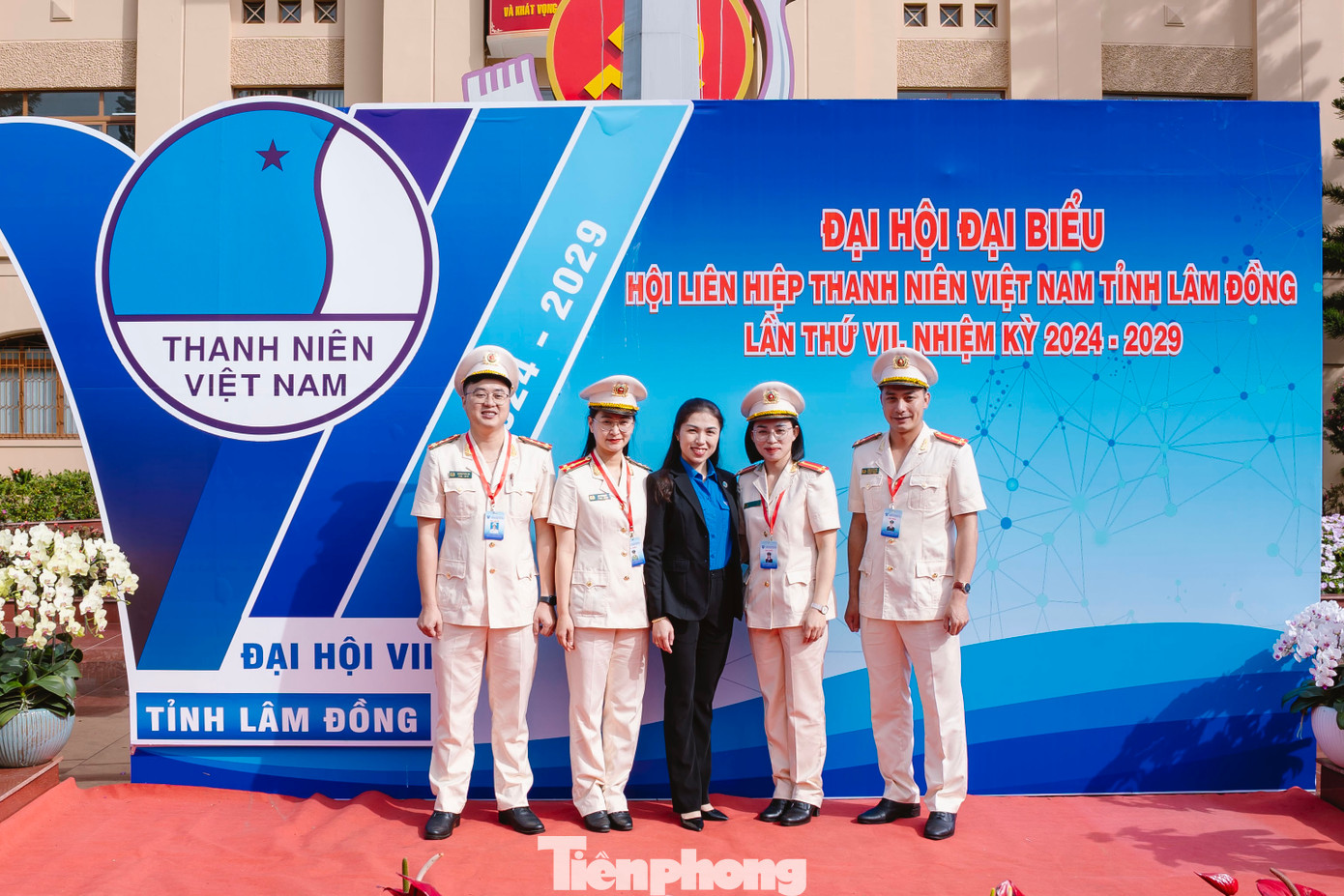 Thanh niên các cấp bộ Hội chụp hình lưu niệm Thanh niên các cấp bộ Hội chụp hình lưu niệm