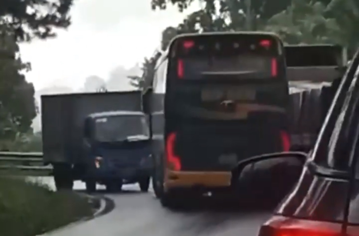 Xe khách vượt ẩu chạm mặt ô tô khác. Ảnh cắt từ video