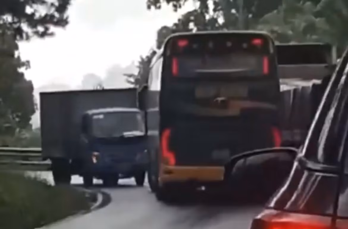 Xe khách vượt ẩu chạm mặt ô tô khác. Ảnh cắt từ video
