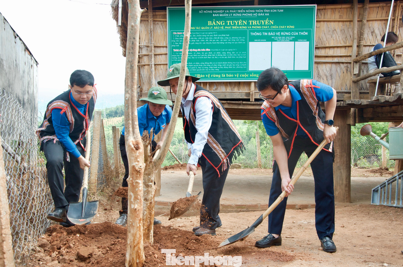 Các đại biểu thực hiện trồng cây xanh tại khuôn viên nhà rông thôn Đăk wet