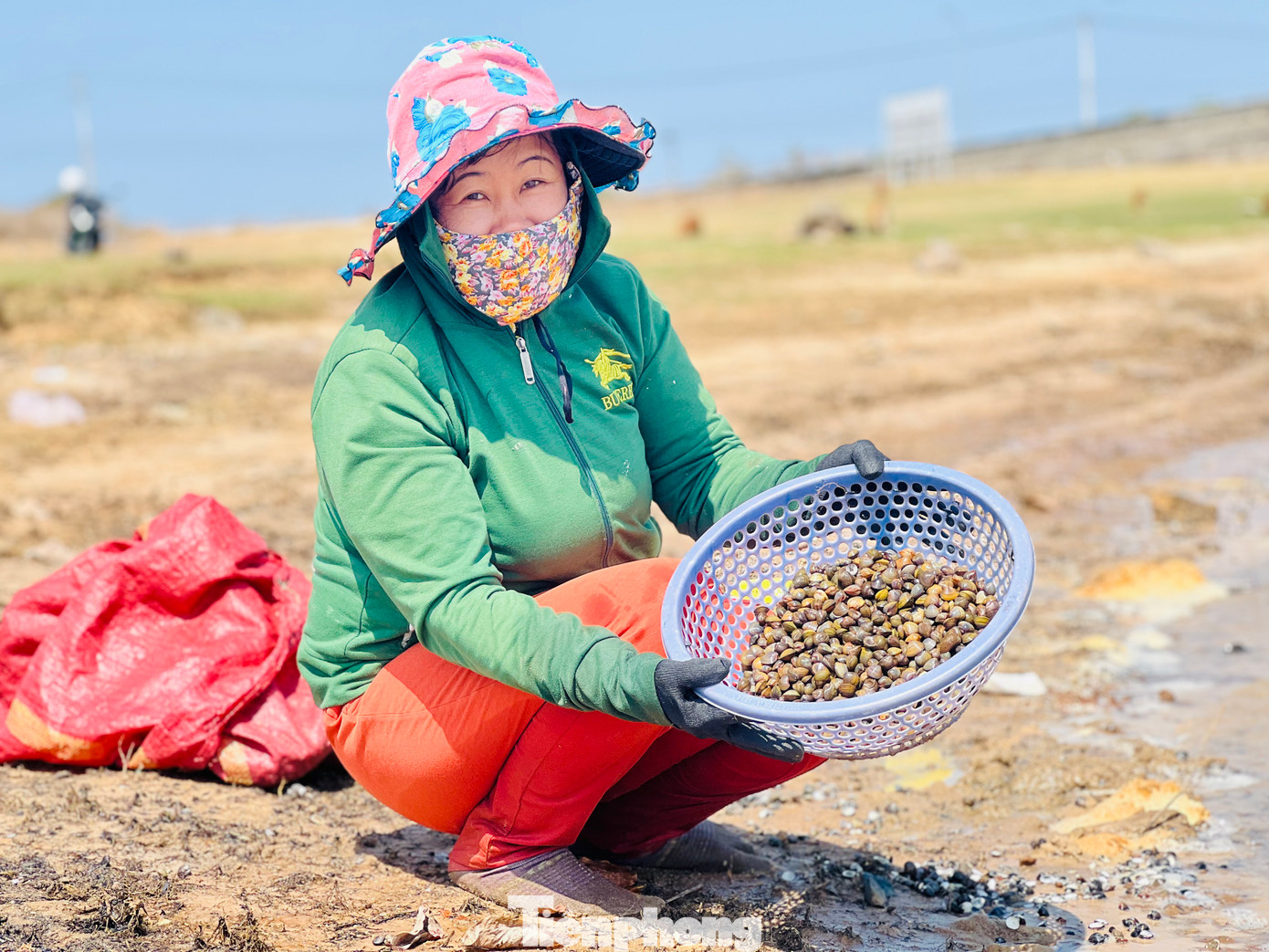 Từ sáng sớm, chị Trần Thị Liên (trú phường Trần Hưng Đạo, TP.Kon Tum) đã cùng chồng kiếm một vũng nước cạn gần bờ để cào hến. Công việc chính của hai vợ chồng chị là thợ xây và thợ hồ. Đợt này hết việc nên tranh thủ đi đãi hến kiếm ít tiền học cho các con.