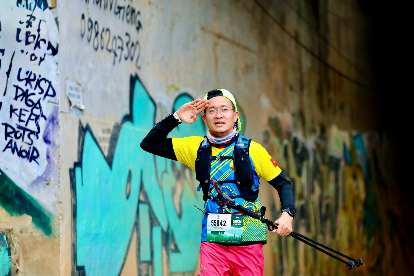 CLB Daklak Runner (2 ảnh trên) tham gia giải chạy lần này khoảng 8 người và đều có những thành tích ấn tượng. Nhà báo Nguyễn Văn Tuấn đến từ CLB Tiền Phong Runners lần thứ 2 thử thách chạy cự ly 55km.