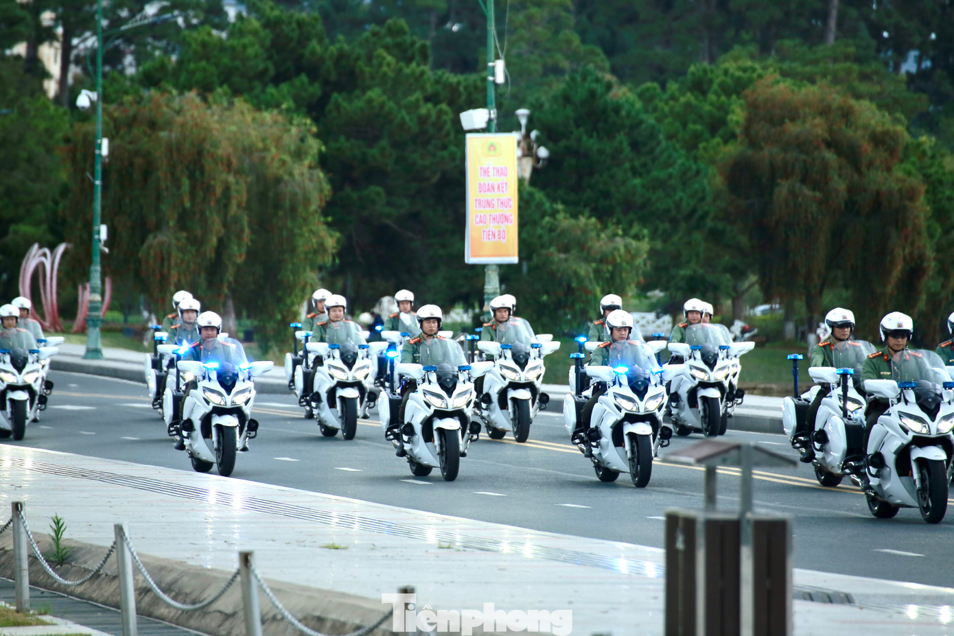 Đoàn mô tô Bộ Công an tập duyệt quanh hồ Xuân Hương Đoàn mô tô Bộ Công an tập duyệt quanh hồ Xuân Hương