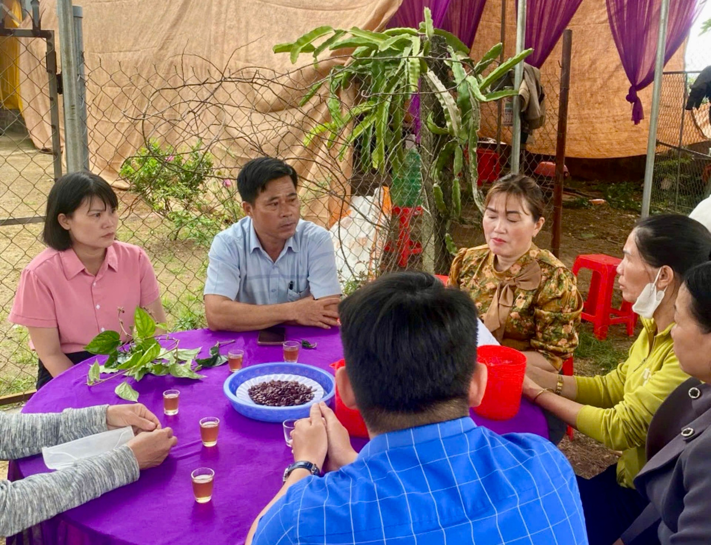 Lãnh đạo UBND thị trấn Lộc Thắng đến động viên, tổ chức đám tang cho chị H