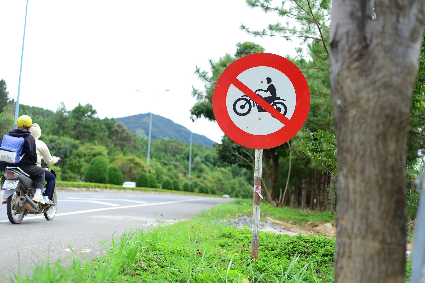 Có biển báo cấm nhưng xe máy vẫn vô tư đi vào tuyến đường cao tốc.