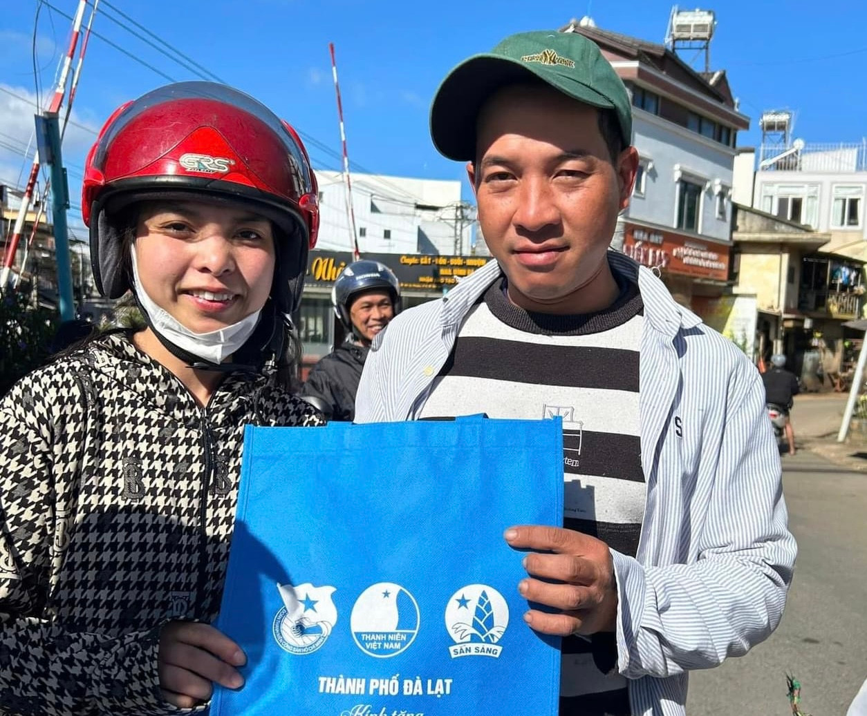 Tỉnh Đoàn Lâm Đồng cho biết, từ ngày 1/11-30/12, các cấp bộ Đoàn - Hội - Đội toàn tỉnh sẽ thường xuyên ra quân dọn dẹp vệ sinh, thu gom rác thải; triển khai các mô hình tuyến đường, khu phố “Sáng - Xanh - Sạch - Đẹp - Văn minh - An toàn”,… góp phần chào mừng Festival Hoa Đà Lạt lần thứ 10, năm 2024.