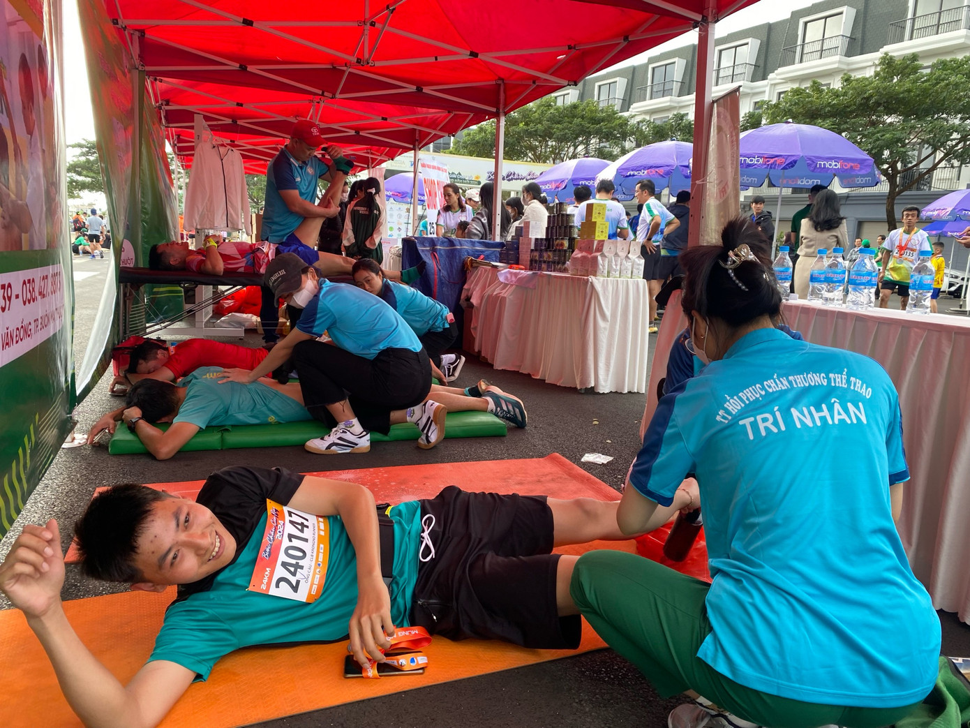 Các vận động viên được nhân viên y tế giãn cơ phục hồi sau chạy Các vận động viên được nhân viên y tế giãn cơ phục hồi sau chạy