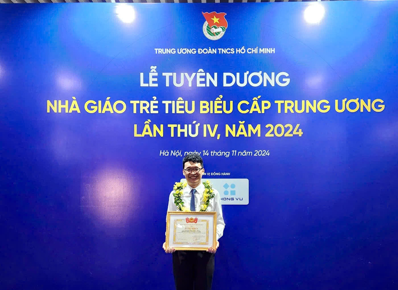 Thầy giáo trẻ Minh Đăng nhận Bằng khen của Trung ương Đoàn TNCS Hồ Chí Minh Thầy giáo trẻ Minh Đăng nhận Bằng khen của Trung ương Đoàn TNCS Hồ Chí Minh