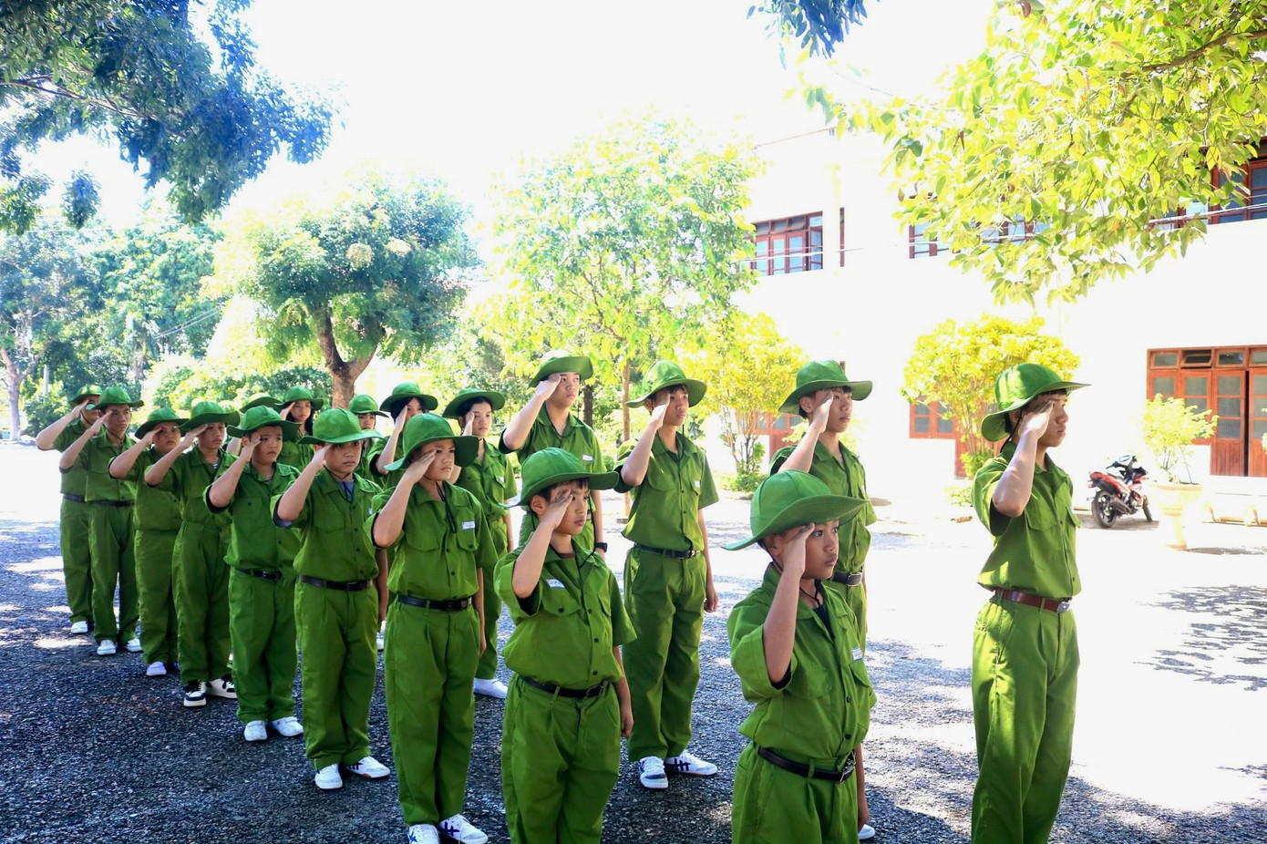 Chào điều lệnh chính xác như chiến sĩ công an thực thụ