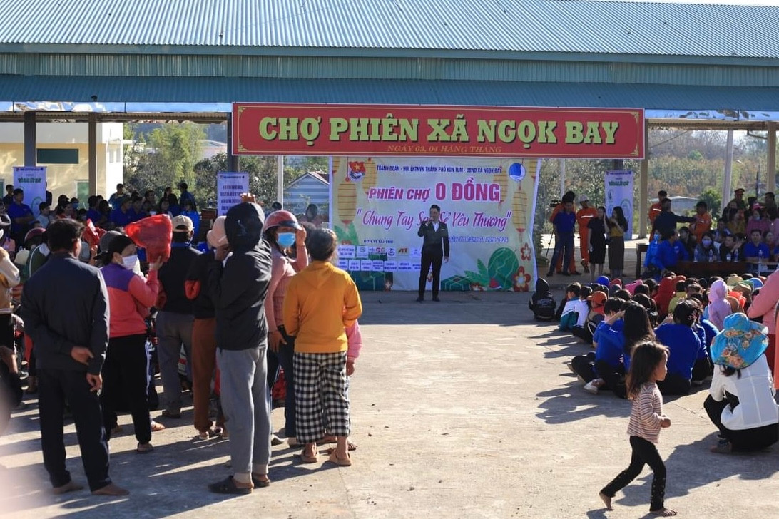 Ngày 7/1, Thành Đoàn TP.Kon (Kon Tum) phối hợp Ủy ban Hội LHTN Việt Nam thành phố tổ chức Phiên chợ 0 đồng - Chung tay san sẻ yêu thương tại xã Ngok Bay (TP.Kon Tum).