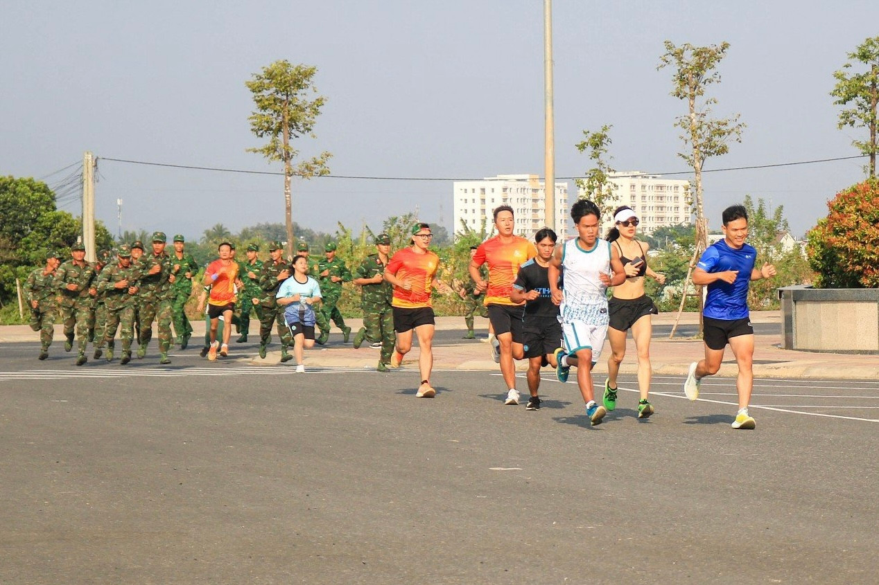 Theo anh Nguyễn Bảo Tân - Phó Bí thư Tỉnh Đoàn Kon Tum, hoạt động giúp thanh niên nâng cao ý thức rèn luyện sức khỏe, vừa góp phần vào hoạt động an sinh xã hội thông qua việc rèn luyện của bản thân. Sáng nay có hơn 400 ĐVTN tham gia giải chạy bộ hưởng ứng hoạt động.