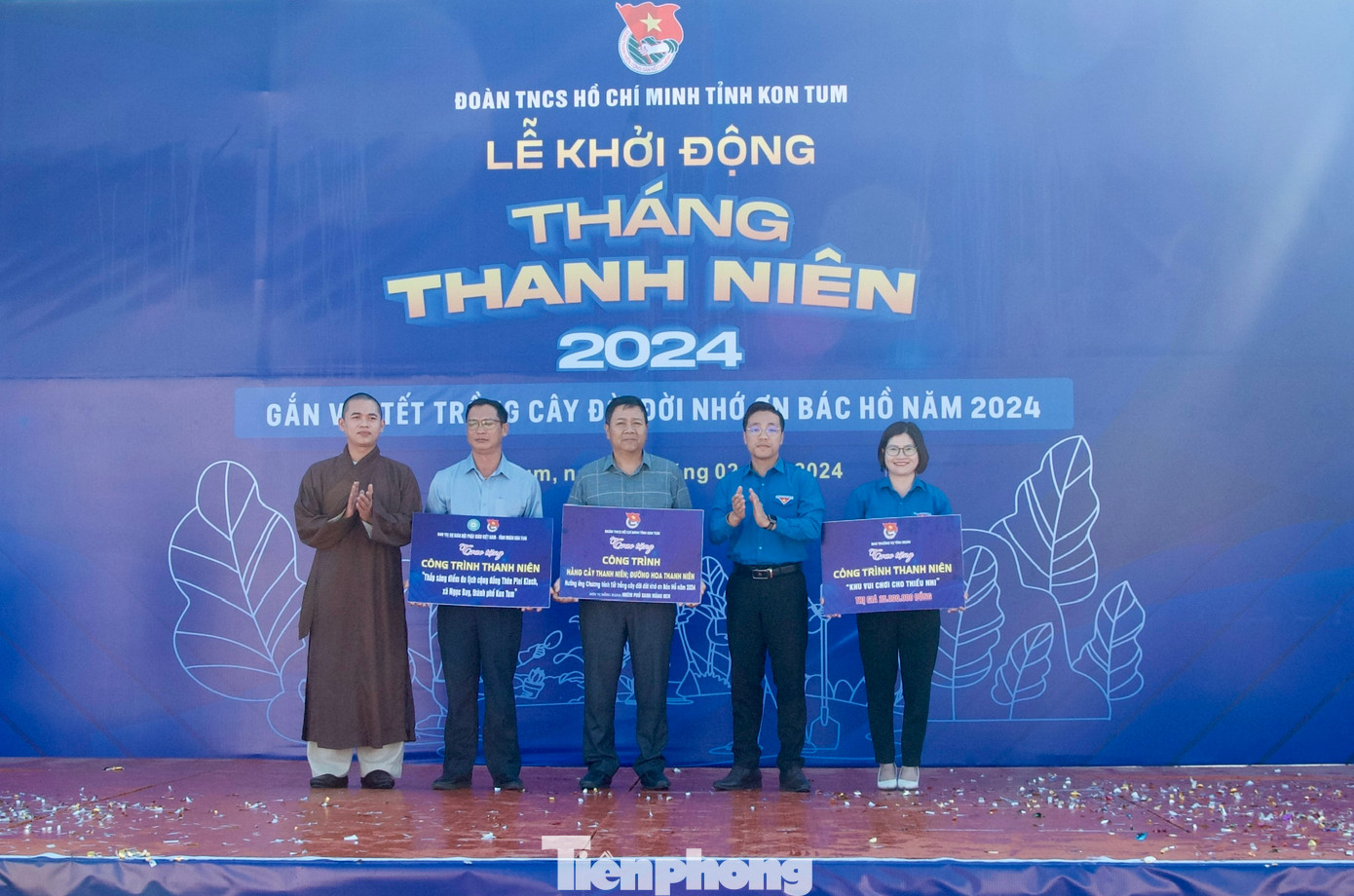 Tại chương trình, các đại biểu đã trao tặng các công trình đến xã Ngọc Bay, gồm: Khu vui chơi cho thiếu nhi; Thắp sáng điểm du lịch cộng đồng tại thôn Plei Klech; Hàng cây thanh niên và Đường hoa thanh niên.