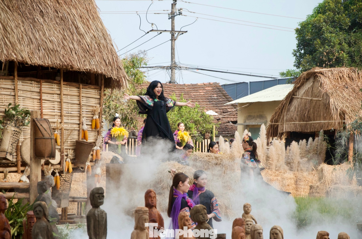 Chương trình có sự tham gia của NSND Thanh Lam cùng nhiều ca sĩ và người mẫu.