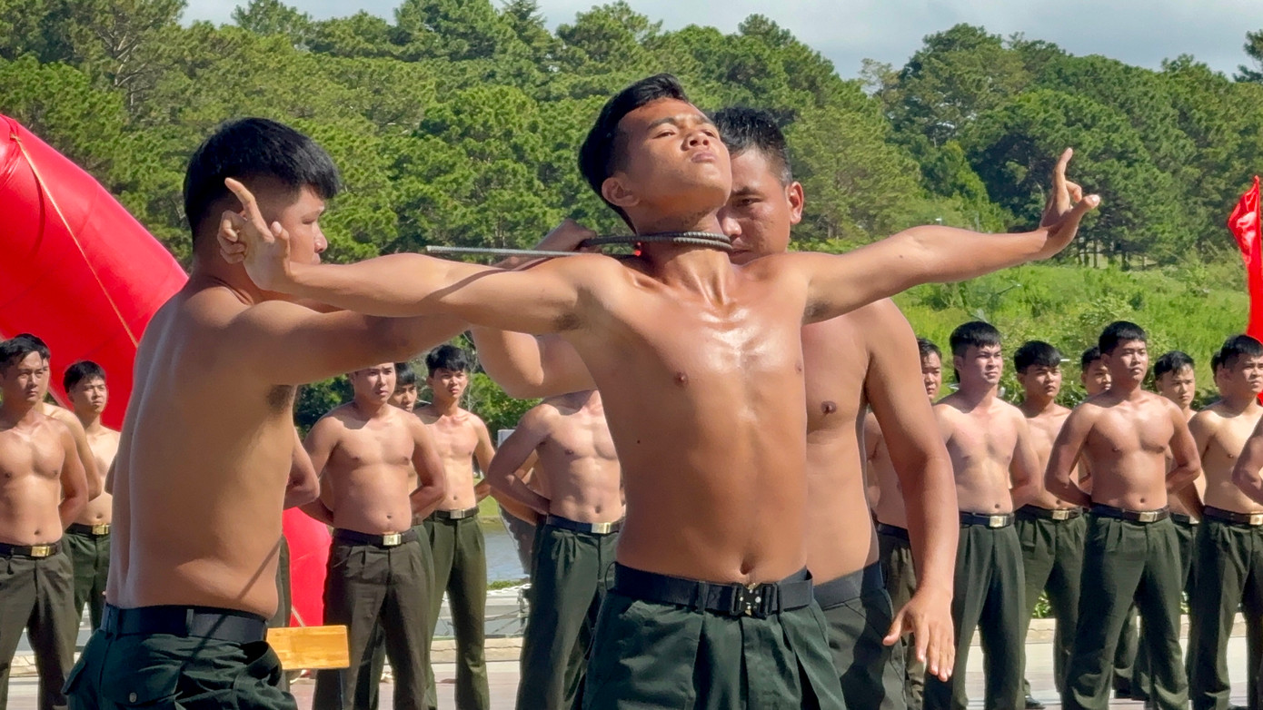 Vận khí công dùng cổ bẻ cong các thanh sắt