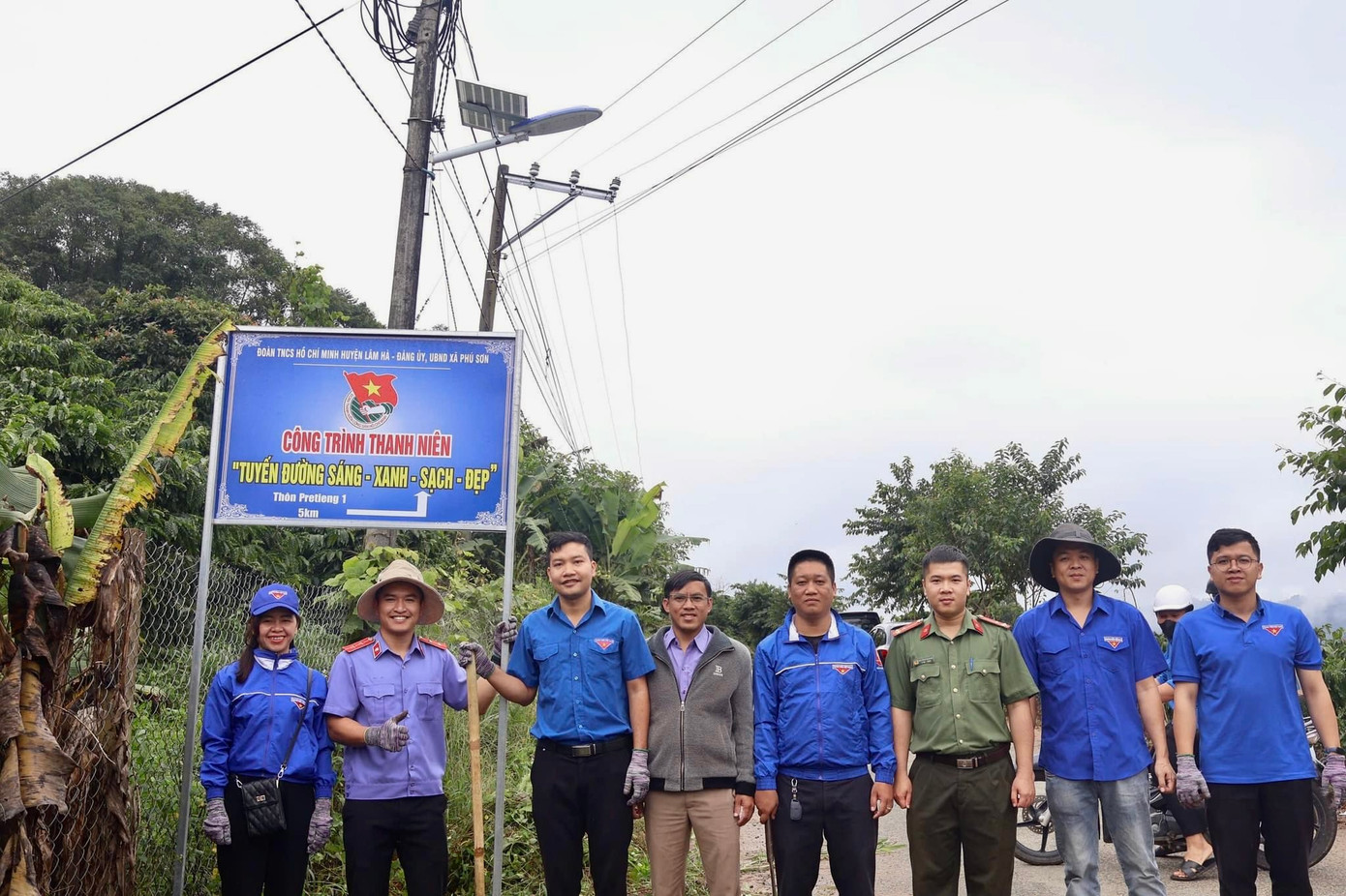 Tuổi trẻ Lâm Hà chung tay xây dựng tuyến đường “Sáng – xanh – sạch – đẹp”.