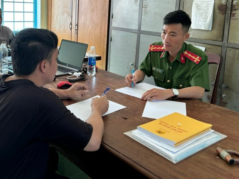 Anh H. tại cơ quan điều tra. Ảnh: CA