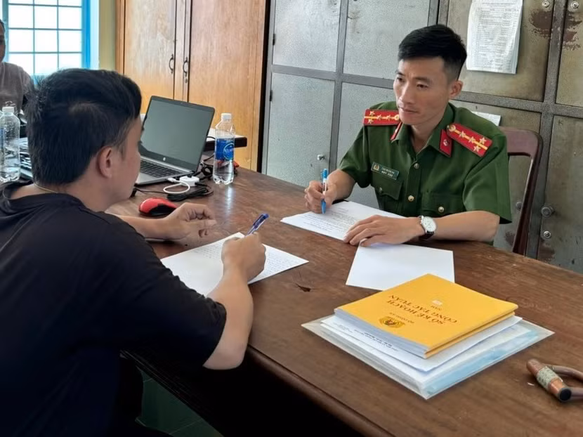 Anh H. tại cơ quan điều tra. Ảnh: CA