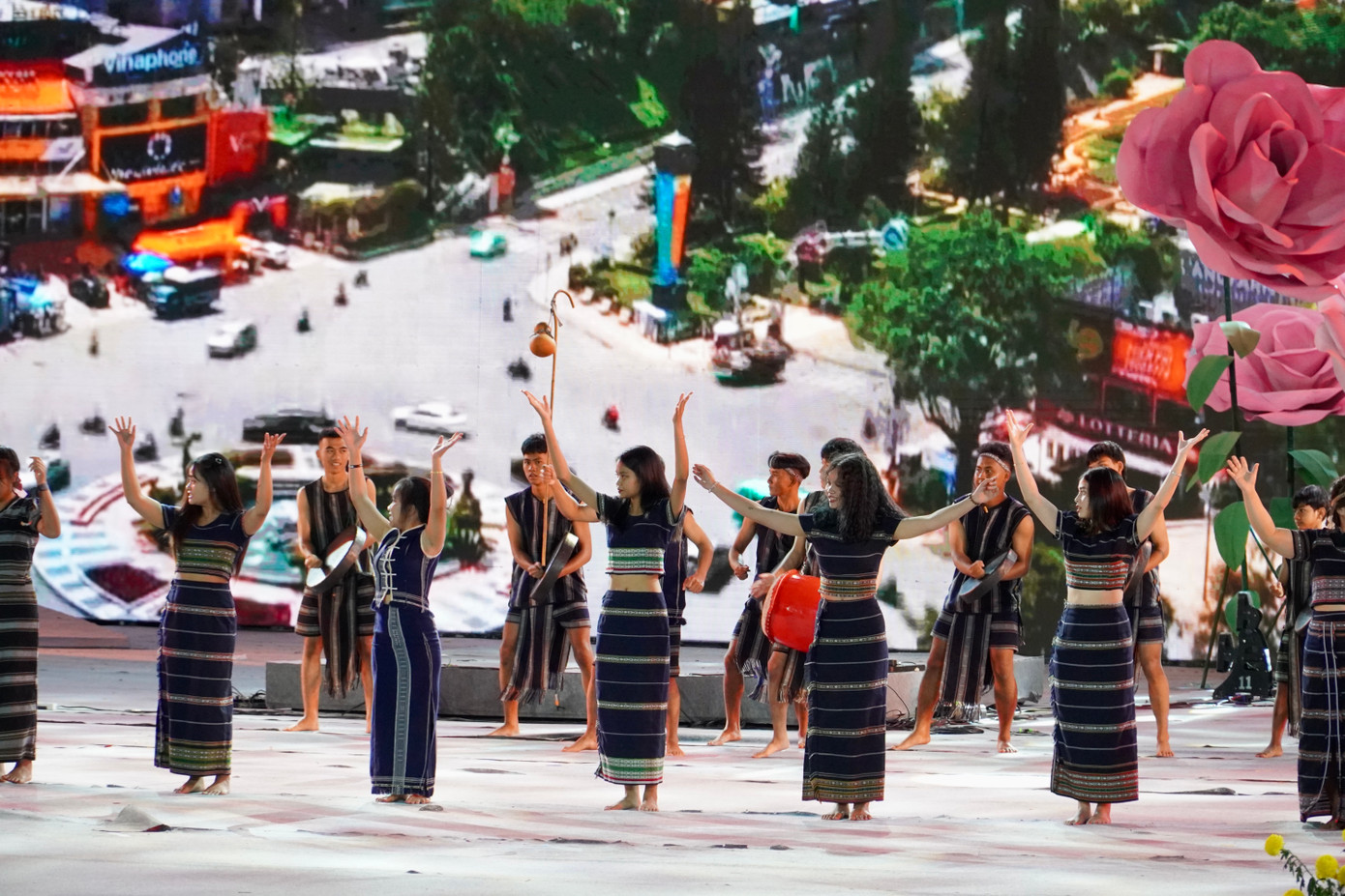 Chương trình có sự tham gia của 14 nhóm nghệ thuật, 40 nghệ nhân cồng chiêng, 10 xe hoa và hơn 400 diễn viên là người dân Đà Lạt.