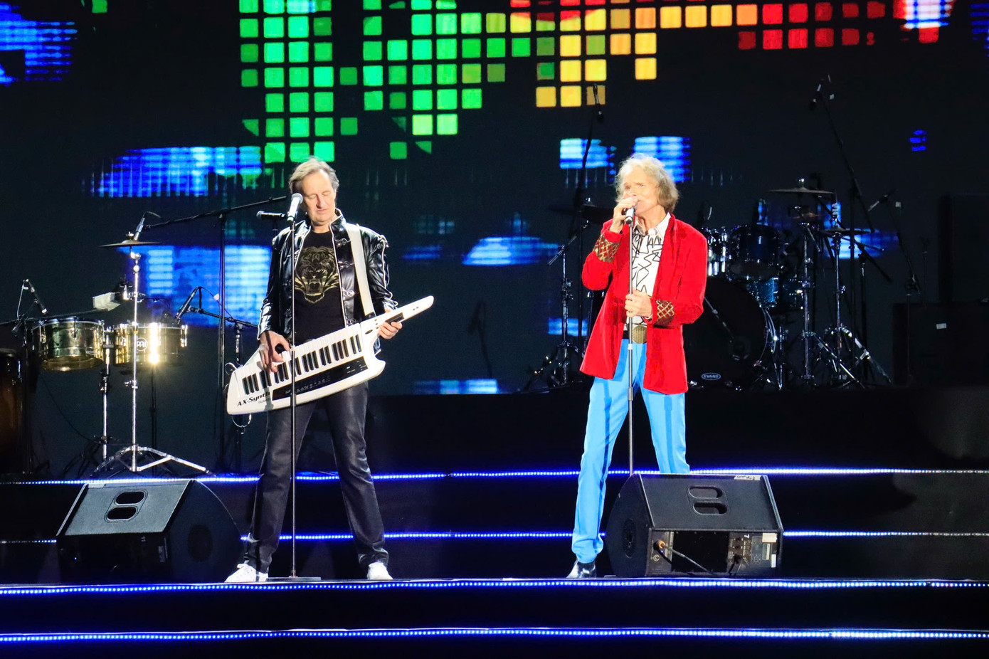 Hai nghệ sĩ Joy Band trình diễn tại đêm nhạc.