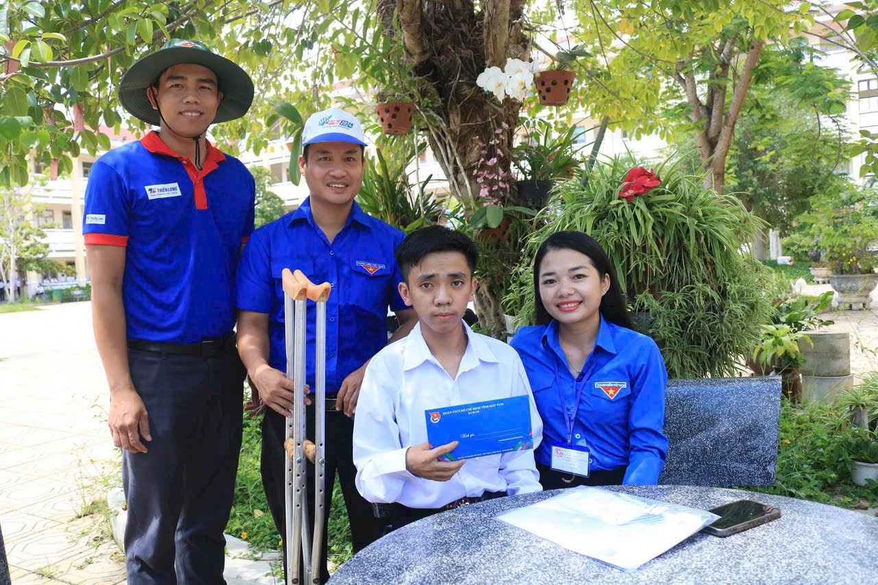 Trưởng ban Tiếp sức mùa thi Tỉnh Đoàn Kon Tum hỏi thăm, động viên Duy Trưởng ban Tiếp sức mùa thi Tỉnh Đoàn Kon Tum hỏi thăm, động viên Duy