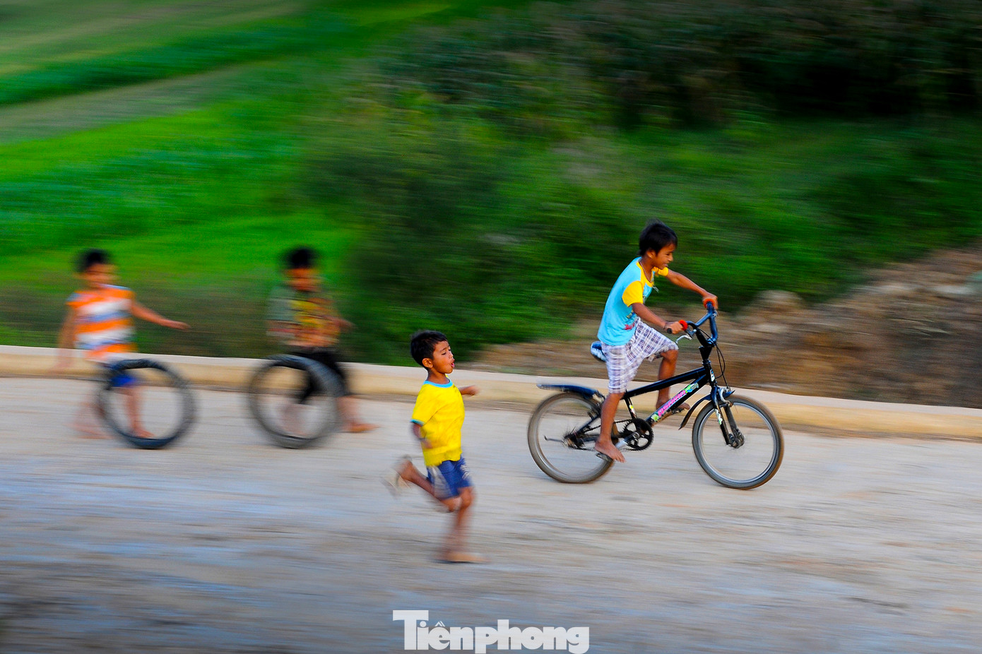 Miền quê yên ả với những tiếng cười trẻ thơ nô đùa, có khi chỉ là những chiếc lốp xe bỏ đi trở thành hấp dẫn.