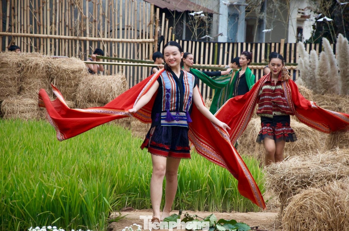 Trang phục dân tộc bay trong gió cuốn hút người xem.