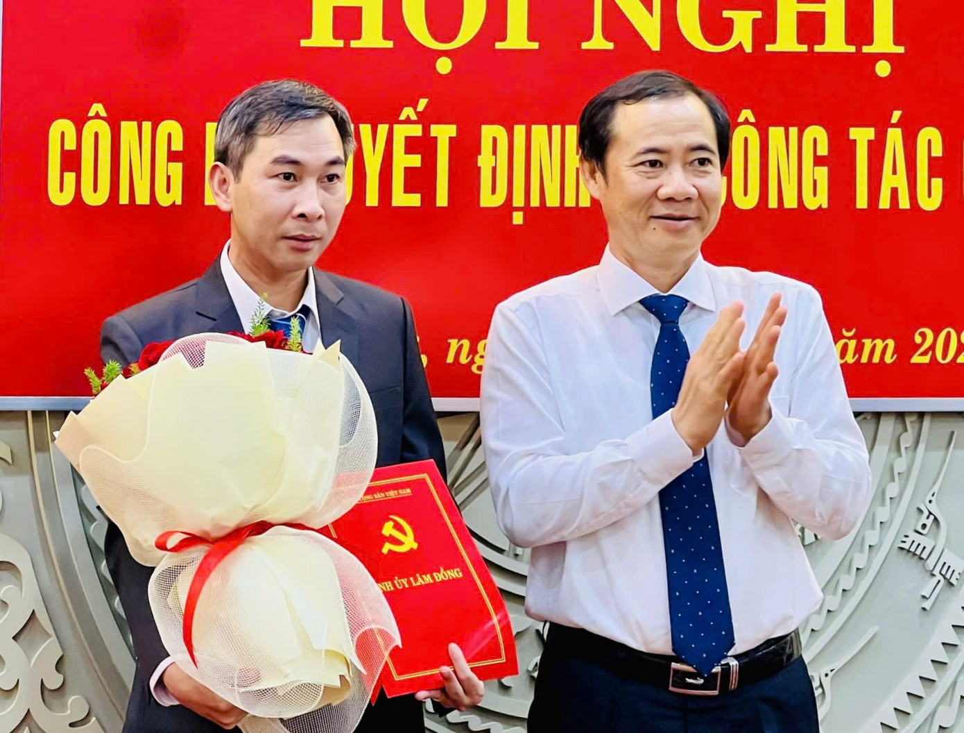 Ông Nguyễn Thái Học - Quyền Bí thư Tỉnh uỷ Lâm Đồng trao quyết định và tặng hoa cho tân Phó Trưởng ban phụ trách Ban Nội chính Tỉnh uỷ