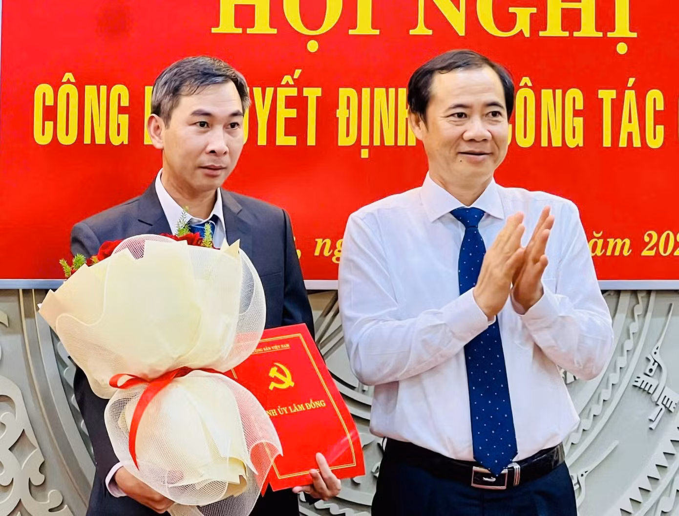 Ông Nguyễn Thái Học - Quyền Bí thư Tỉnh uỷ Lâm Đồng trao quyết định và tặng hoa cho tân Phó Trưởng ban phụ trách Ban Nội chính Tỉnh uỷ