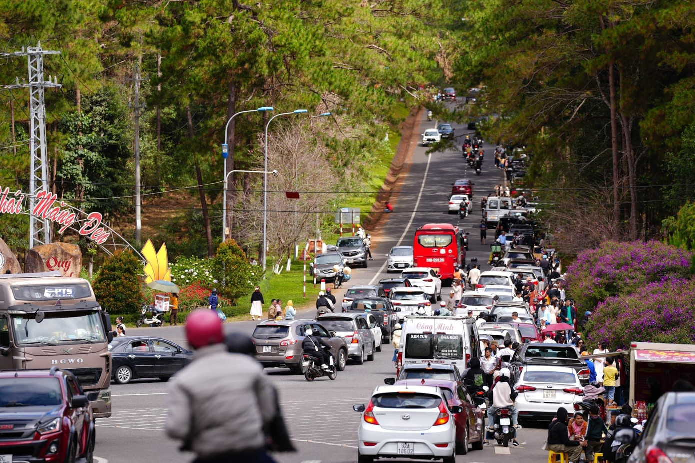 Lượng xe đông đảo đến Măng Đen tham quan, nghỉ dưỡng. Ảnh: HN
