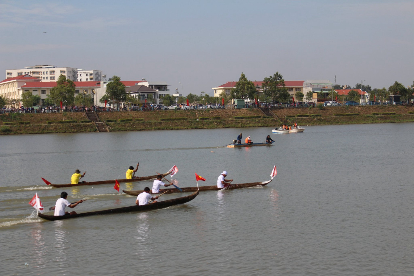 Sau tiếng trống, những chiếc thuyền độc mộc lướt nhanh trên sông Đăk Bla.