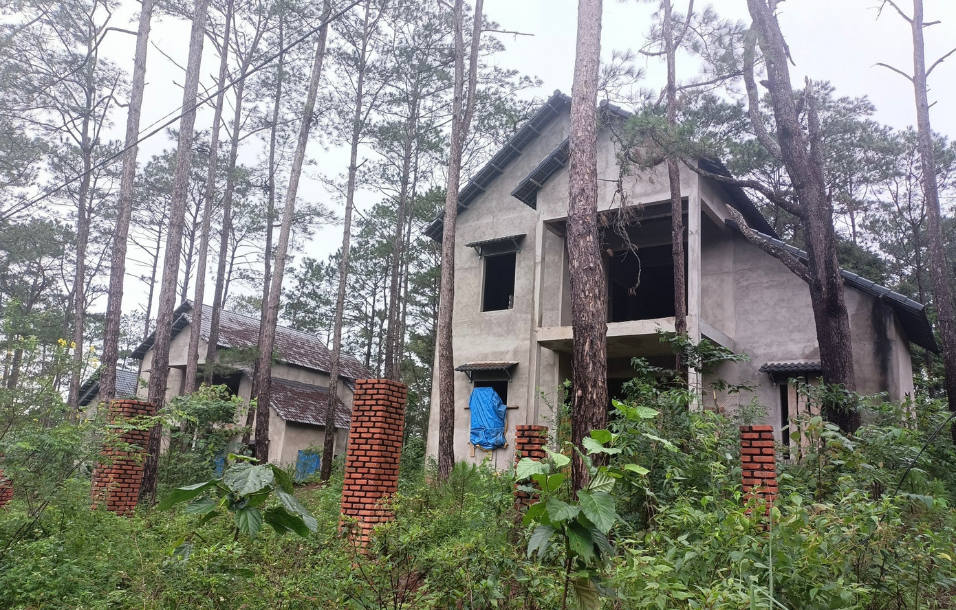 Theo Kết luận thanh tra số 09/KL (ngày 13/6/2023) của Sở TN&MT tỉnh Kon Tum, hiện trên địa bàn huyện Kon Plông còn 39 trường hợp do Phòng TN&MT huyện này ban hành thông báo giới thiệu địa điểm xây dựng biệt thự chưa hoàn tất các thủ tục, bị yêu cầu thu hồi.