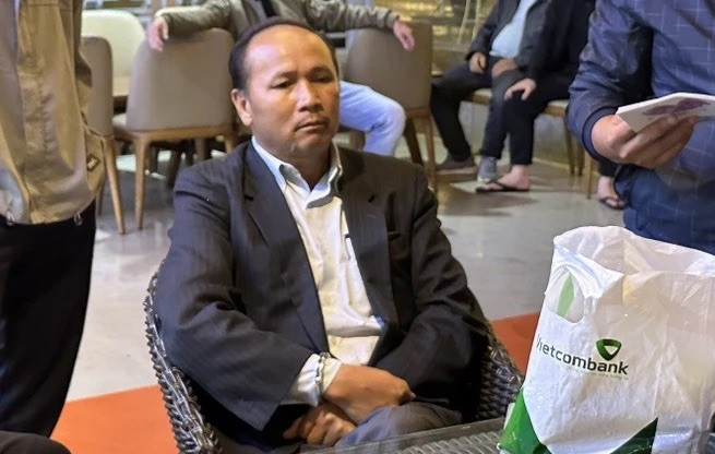 Vợ chồng ông Cường bị bắt quả tang khi đang nhận tiền