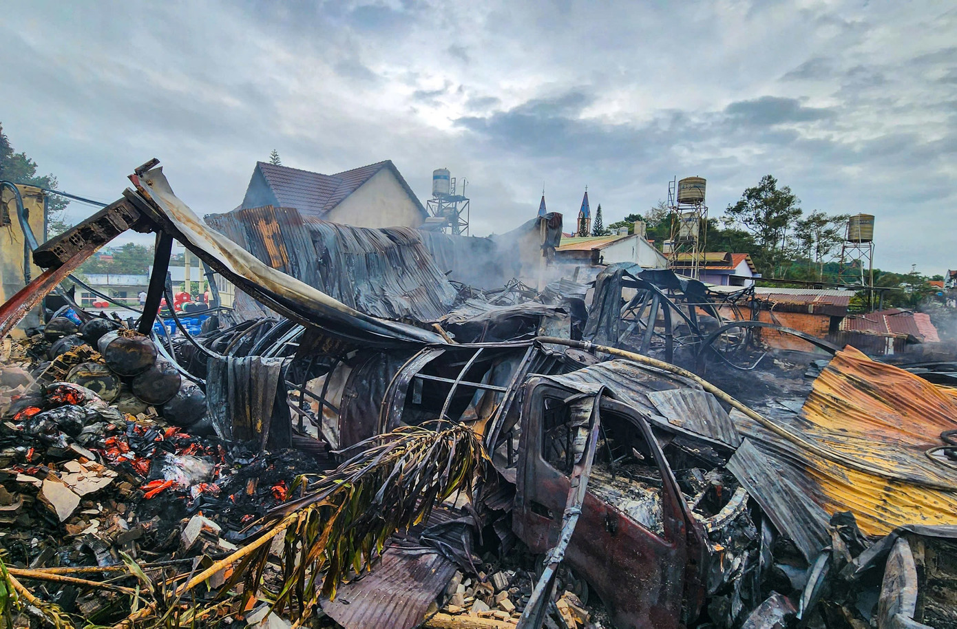 Theo thống kê thiệt hại ban đầu, đám cháy đã thiêu rụi 5 ô tô và hàng trăm thùng dầu nhớt. Theo thống kê thiệt hại ban đầu, đám cháy đã thiêu rụi 5 ô tô và hàng trăm thùng dầu nhớt.