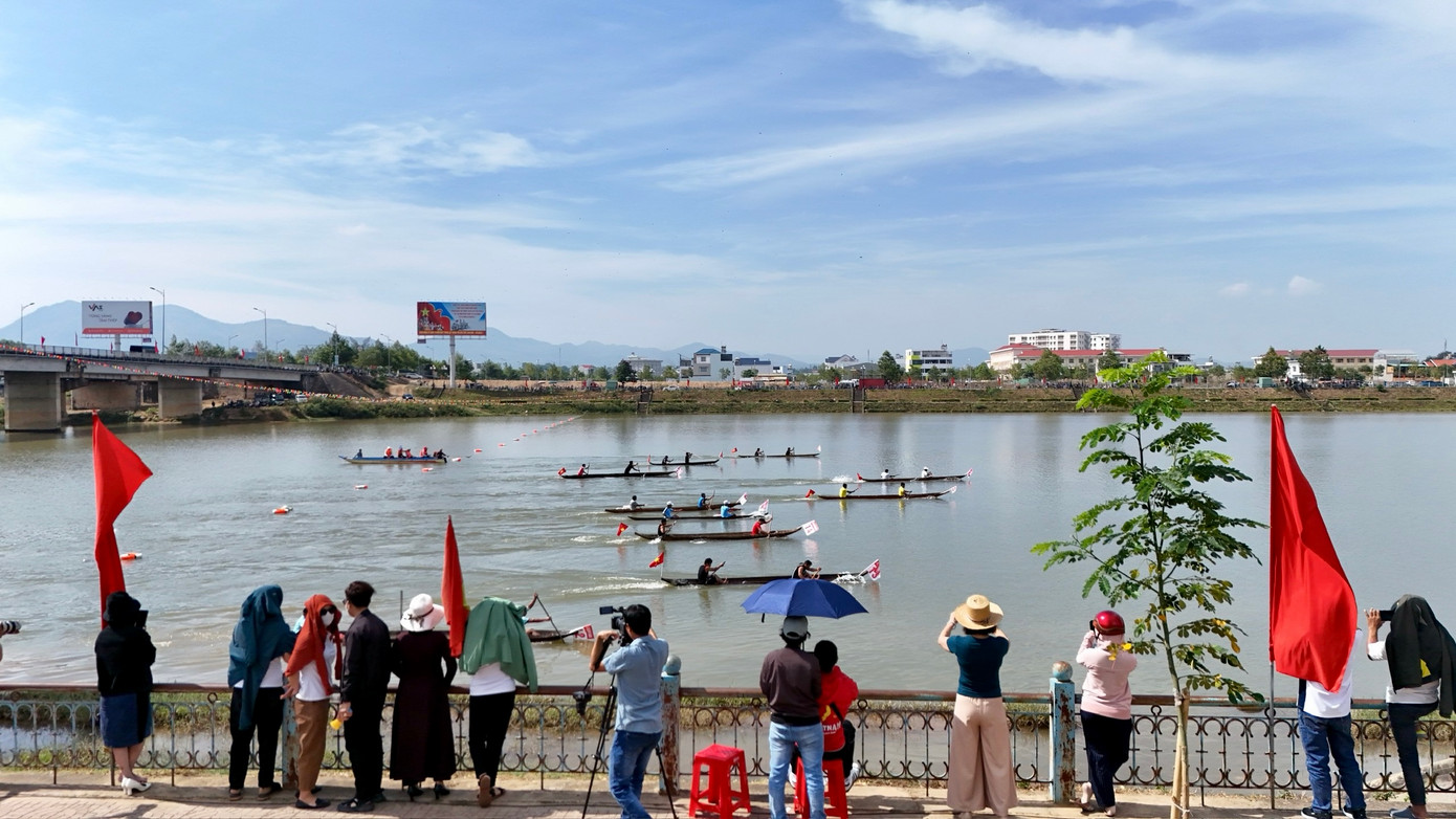 Giải đua thuyền độc mộc là hoạt động trong chuỗi các sự kiện chào mừng kỷ niệm 15 năm Ngày thành lập thành phố Kon Tum (10/4/2009 - 10/4/2024).
