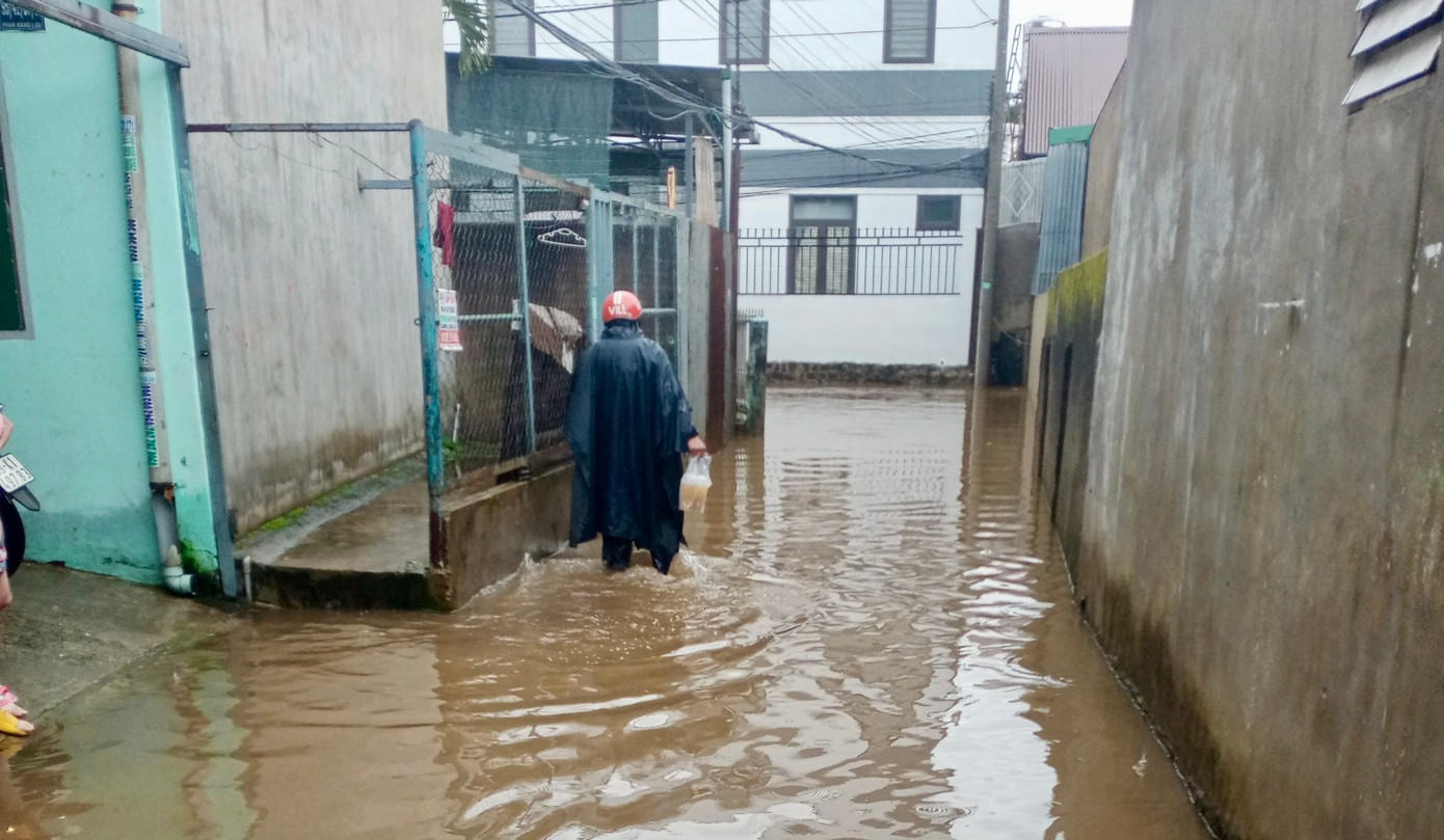 Nhiều tuyến đường bị ngập cục bộ, nước tràn vào nhà dân Nhiều tuyến đường bị ngập cục bộ, nước tràn vào nhà dân