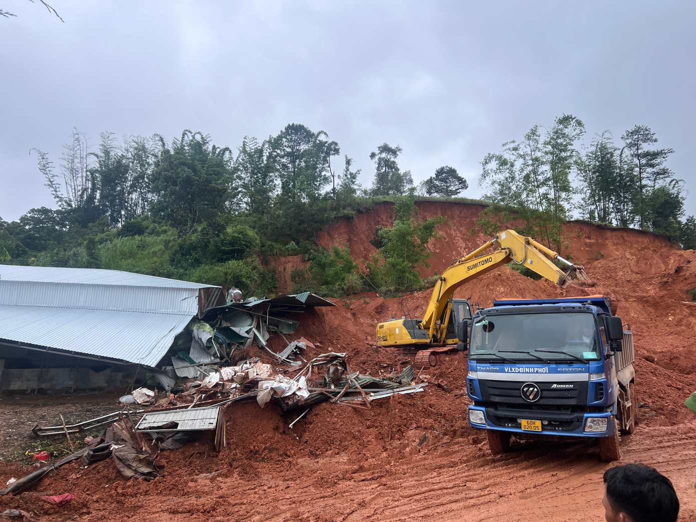 Sáng 21/7, lực lượng chức năng tiếp tục khắc phục sạt lở.