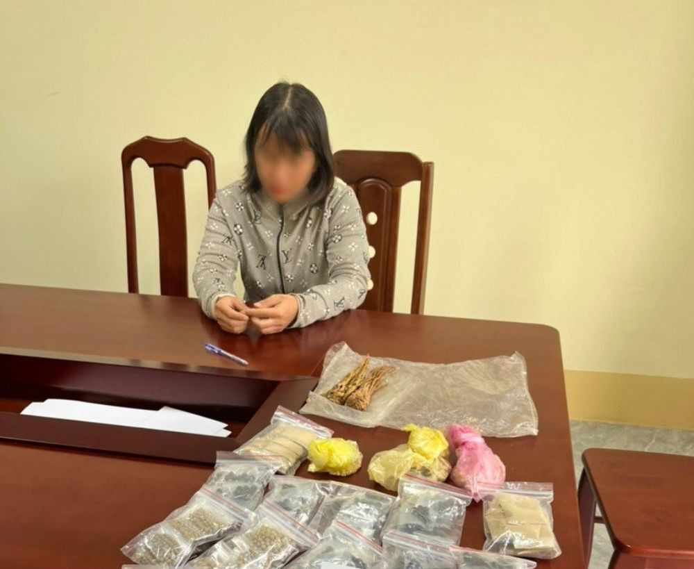 Bà Lự cùng tang vật tại cơ quan chức năng Bà Lự cùng tang vật tại cơ quan chức năng