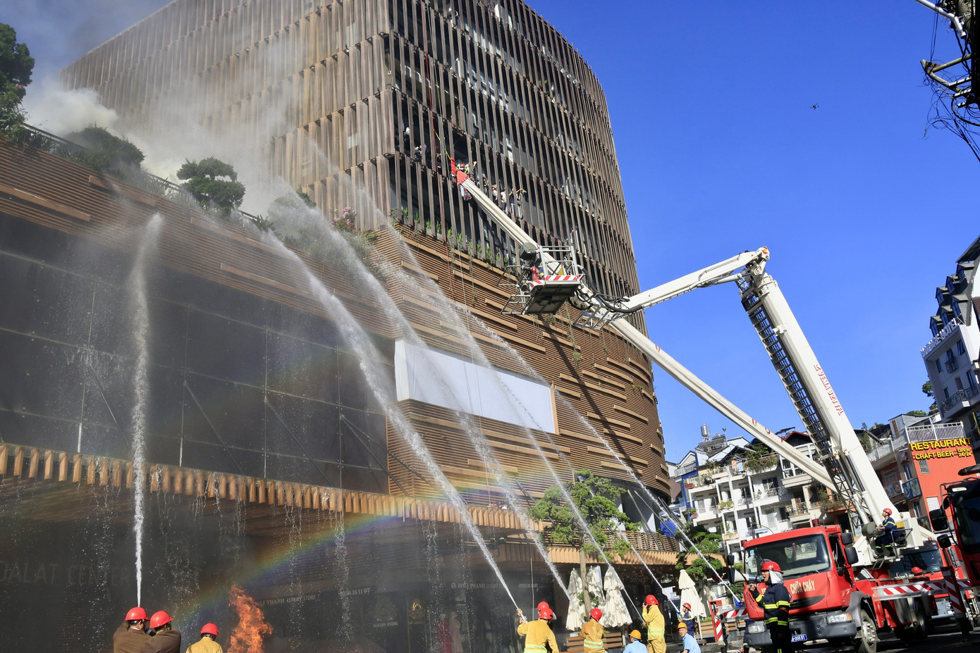 Nhận được tin báo, Phòng Cảnh sát PCCC&CNCH Công an tỉnh Lâm Đồng đã điều động tối đa lực lượng, phương tiện chuyên dụng nhanh chóng đến hiện trường phối hợp với lực lượng cơ sở triển khai đội hình, dùng vòi phun nước tổ chức chữa cháy.