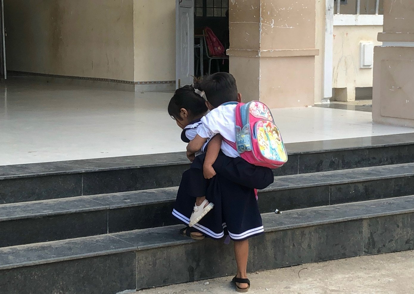 Cô bé Y Juyên 6 tuổi trở thành đôi chân vững của cậu bạn A Đinh. Cô bé Y Juyên 6 tuổi trở thành đôi chân vững của cậu bạn A Đinh.