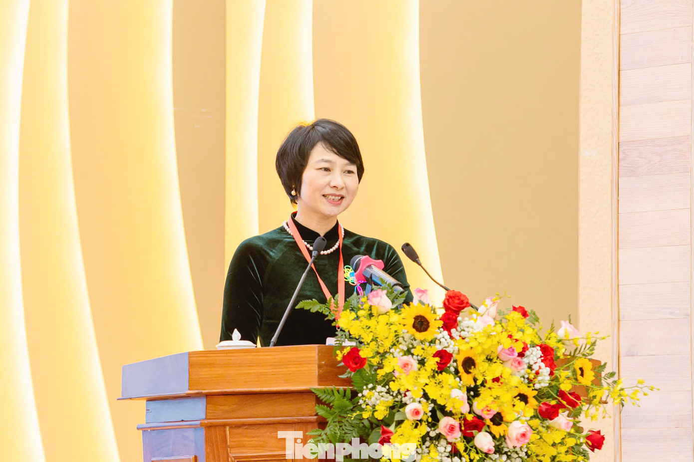 Bà Phạm Thị Phúc - Phó Bí thư Tỉnh ủy, Chủ tịch HĐND tỉnh Lâm Đồng phát biểu Bà Phạm Thị Phúc - Phó Bí thư Tỉnh ủy, Chủ tịch HĐND tỉnh Lâm Đồng phát biểu