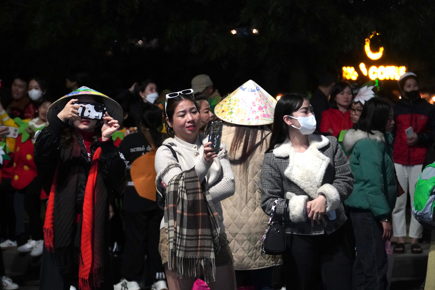 Giữa tiết trời 17 độ C, rất đông người dân và du khách phấn chấn ghi lại khoảnh khắc các đoàn diễu hành trên đường phố.