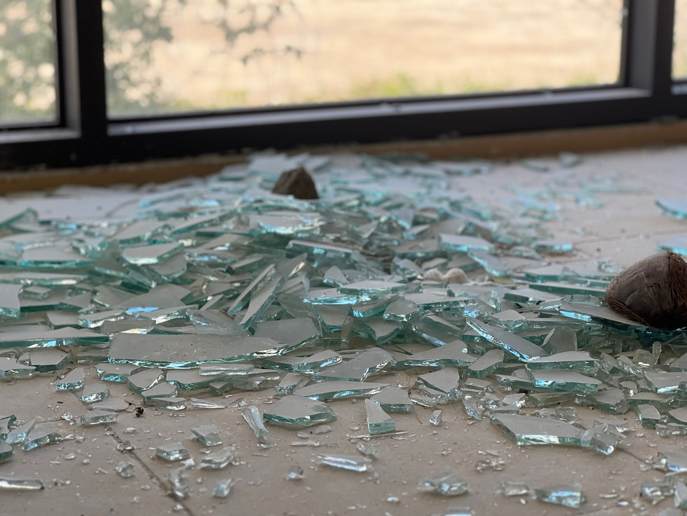 Cửa kính của cả 2 tòa nhà bị các đối tượng xấu đập vỡ nham nhở.