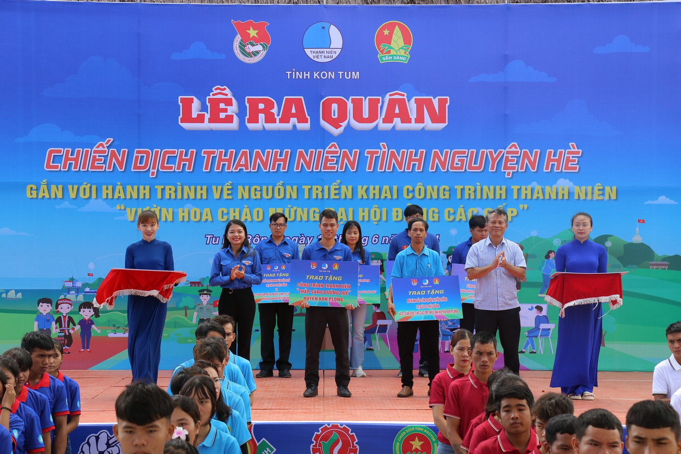 Ban Tổ chức trao tặng các phần quà cho các huyện Ban Tổ chức trao tặng các phần quà cho các huyện