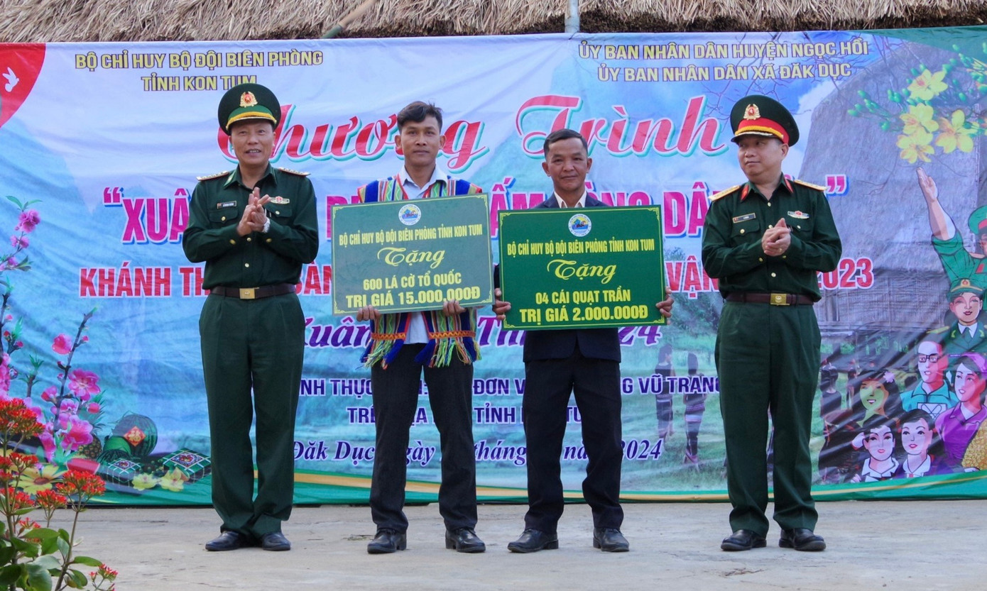 Trao tặng nhiều phần quà cho bà con dịp đón Tết Nguyên đán Giáp Thìn 2024.