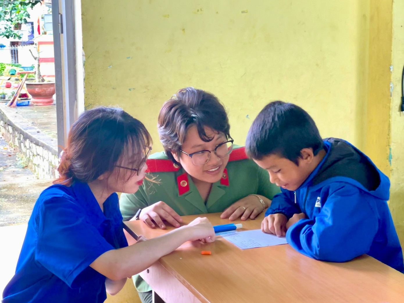 “Đây là lần đầu tiên nhóm dạy ở xã Đăk Tờ Re. Lúc đầu, nhóm hơi lo lắng vì không biết sẽ dạy sao cho các bé hiểu bài, đặc biệt là môn tiếng Anh. Nhưng nhờ sự trợ giúp của các thầy cô, bạn bè, tụi em đã tìm được các phương pháp dạy hiệu quả”, Quỳnh bộc bạch.