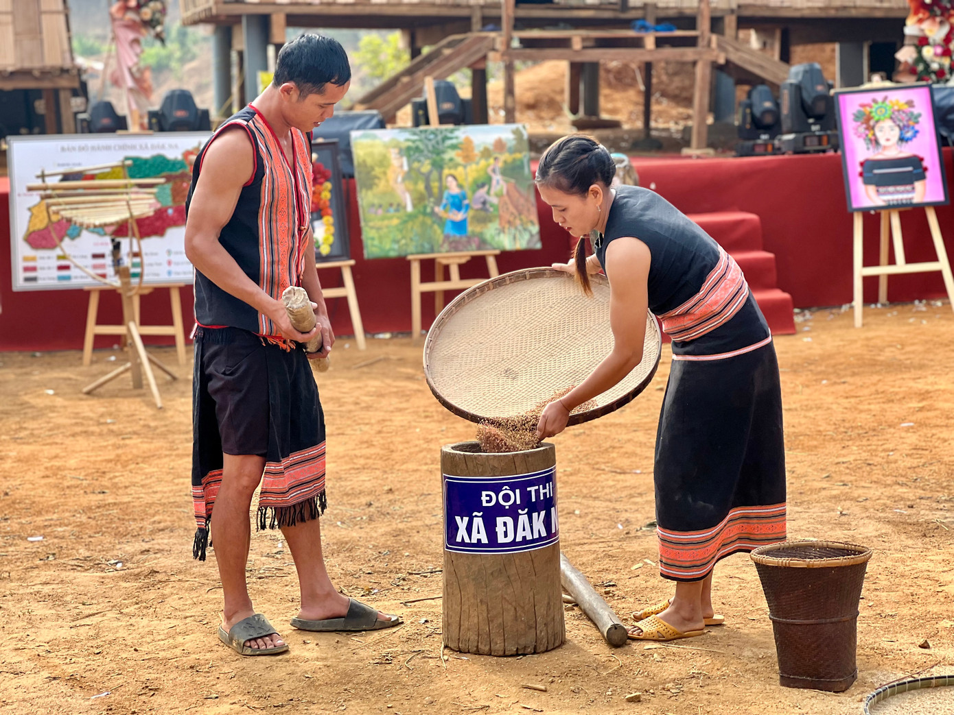 Cặp đôi đến từ xã Đăk Hà hỗ trợ nhau tạo ra sản phẩm trong Hội thi giã gạo